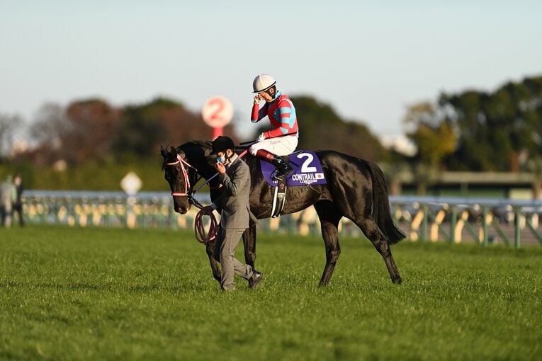 コントレイルの引退レースとなった2021年のジャパンカップを制し、馬上で涙を流す福永祐一　©Keiji Ishikawa