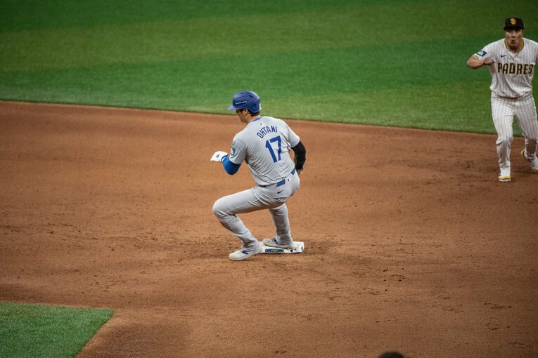 慌てて帰塁するも…まさかの走塁ミス（連続写真）　©Nanae Suzuki