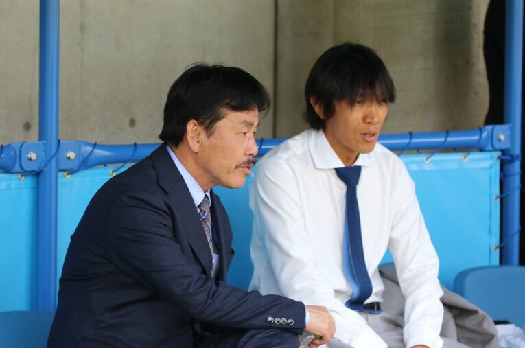 2018年の人工芝グラウンド完成時に母校・桐光学園に駆けつけた中村俊輔。佐熊氏と言葉をかわした ／ photograph by Takahito Ando