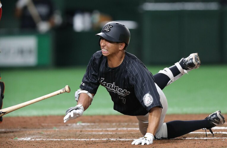 新天地での活躍を誓った開幕直前、死球を受けて苦悶の表情を浮かべる福田　©️Sankei Shimbun