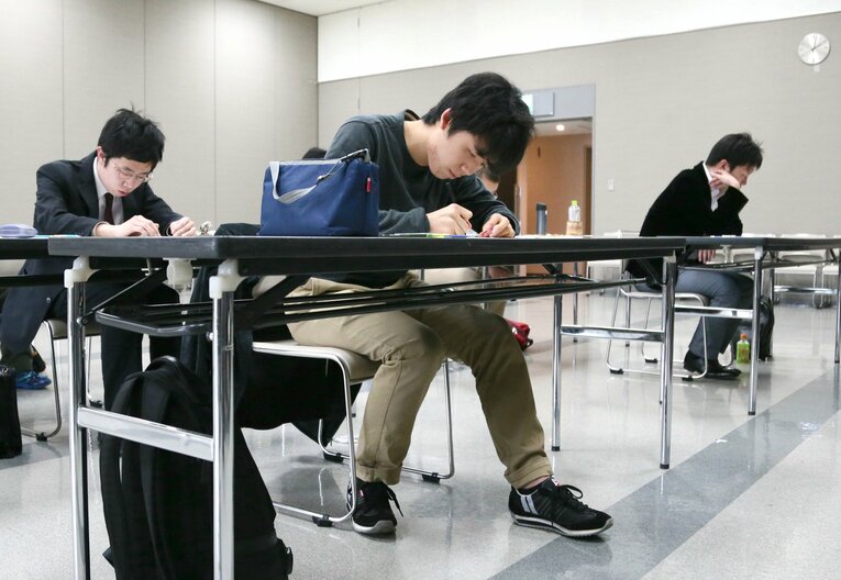 2018年、詰将棋解答選手権で第1ラウンドの問題に臨む藤井聡太六段（当時15歳） ©JIJI PRESS