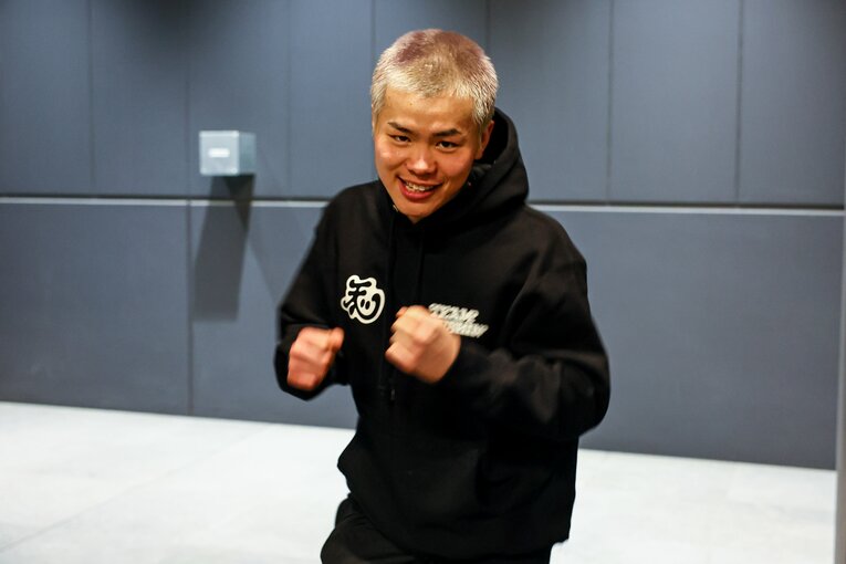 カメラに向かってファイティングポーズをとる那須川天心　©Susumu Nagao