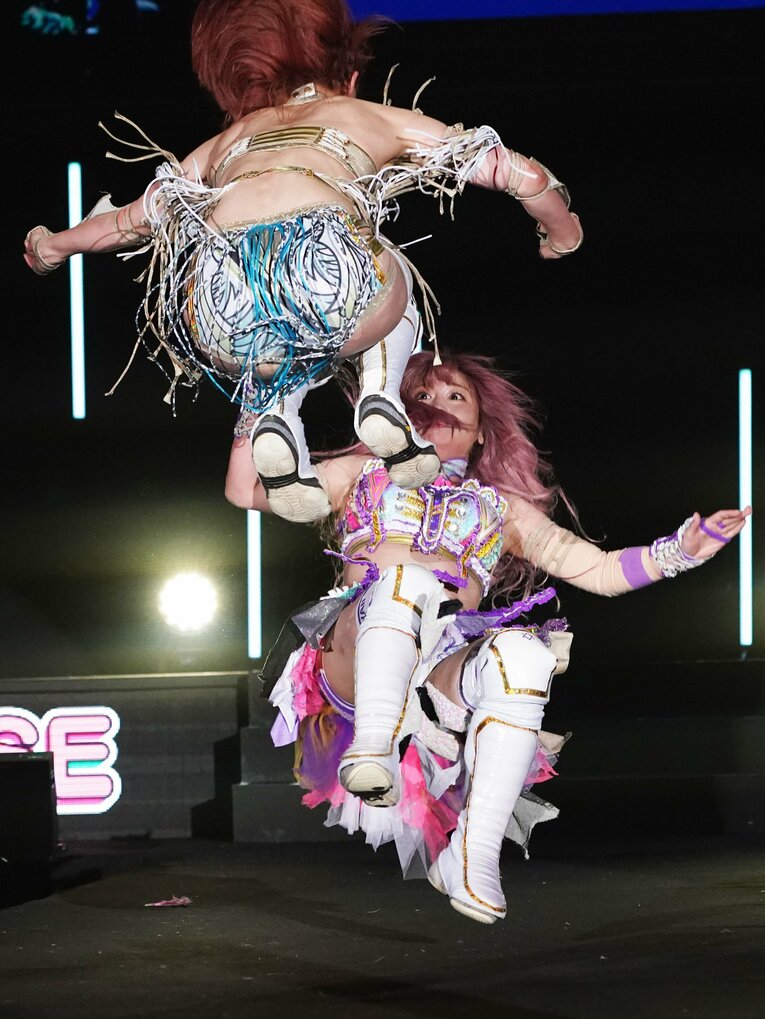 花道で中野たむを踏みつける上谷沙弥