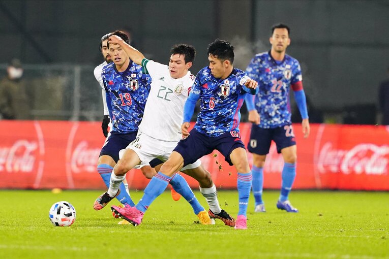 昨年11月に行われたメキシコ戦。遠藤航（中央）、酒井宏樹（左）、吉田麻也（右）　©Getty Images