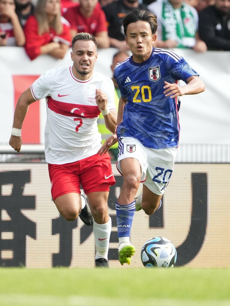 ドリブルでボールを運ぶ久保建英　©Masashi Hara