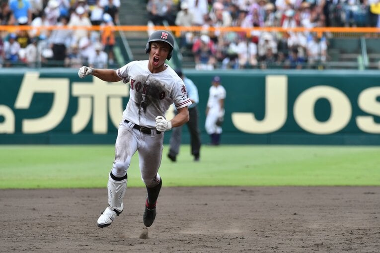 中村は2017年夏の甲子園で1大会最多本塁打をマークした　©Hideki Sugiyama