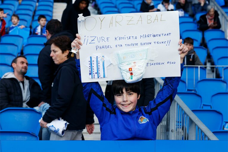 子供が生まれたばかりのオヤルサバルへのメッセージボード。おむつも添付のアイデア賞　©Daisuke Nakashima