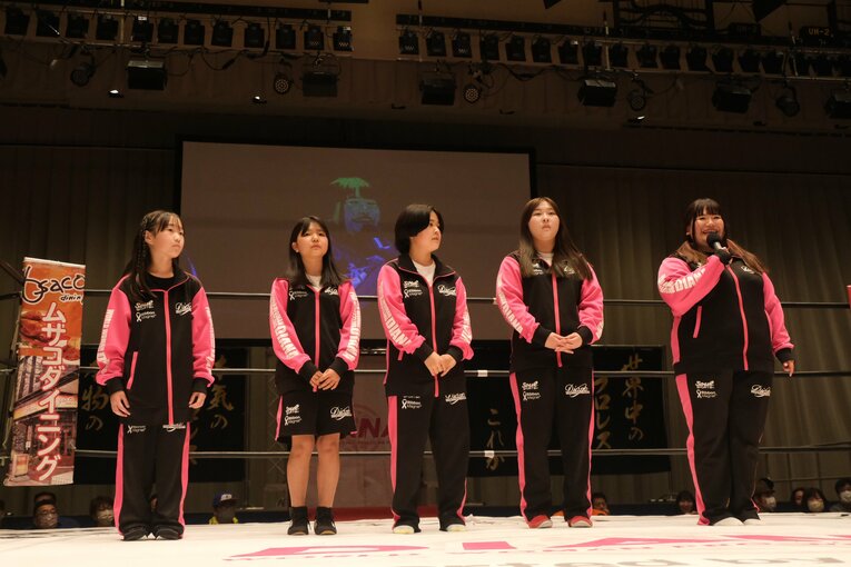 リング上で挨拶するディアナの練習生たち　©Norihiro Hashimoto