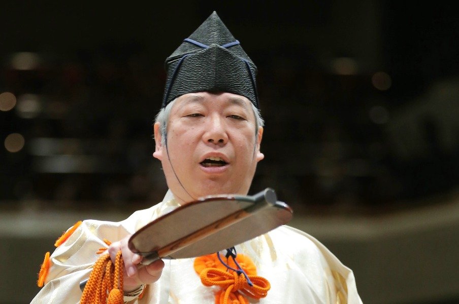 大相撲の行司さんって土俵裁き以外に何をしている?「じつは番付の“習字”も私たちの仕事です」<Number Web> photograph by Jiji Press
