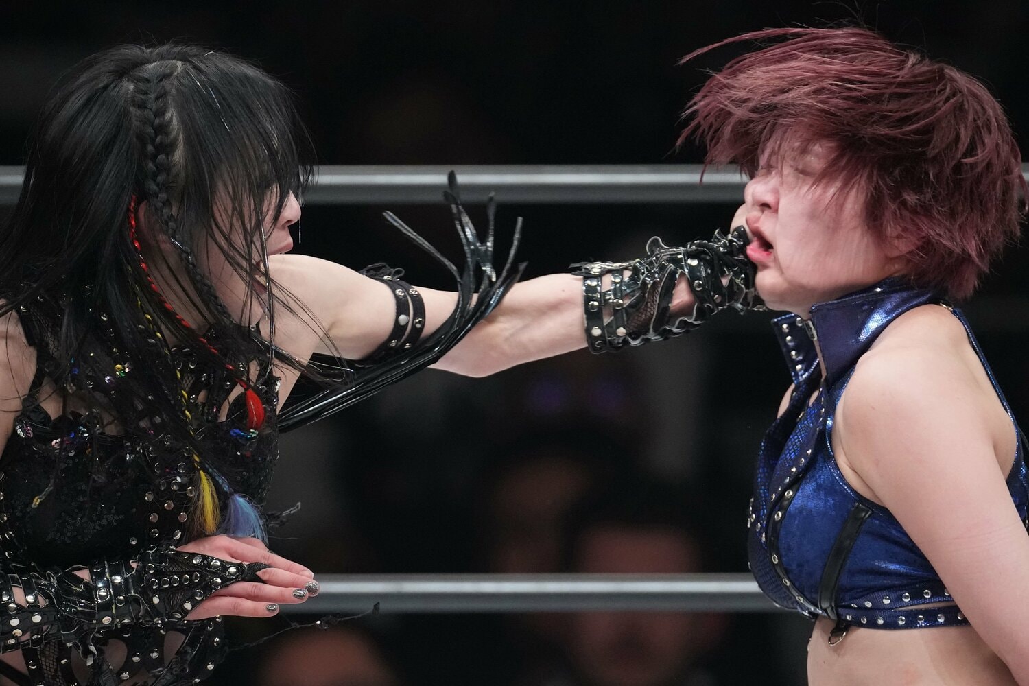 上谷沙弥の張り手が安納サオリを襲う。2025年12月29日、両国国技館 ©Masashi Hara