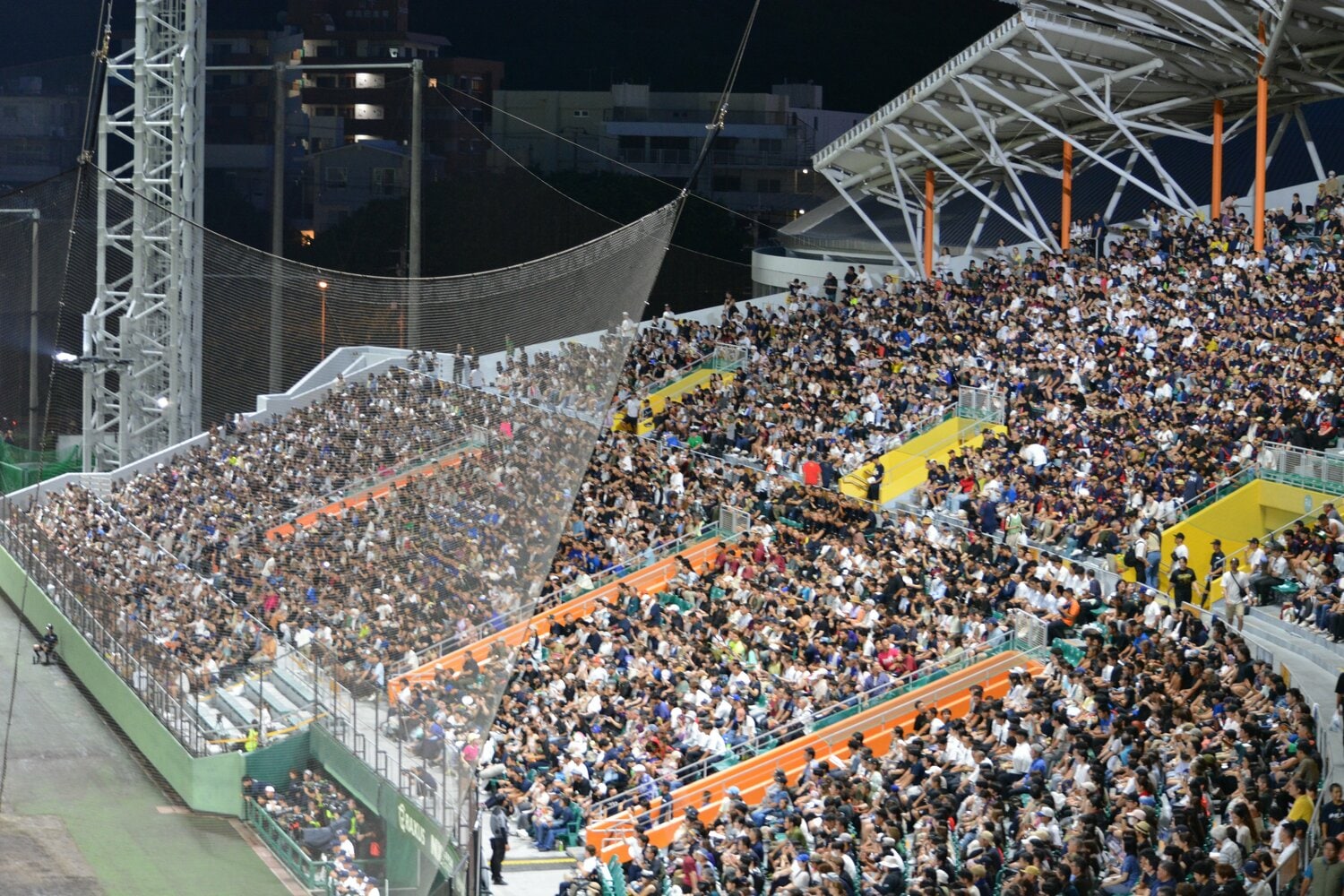 ぎっしりと埋まった沖縄セルラースタジアム那覇の観客席　©Takarin Matsunaga