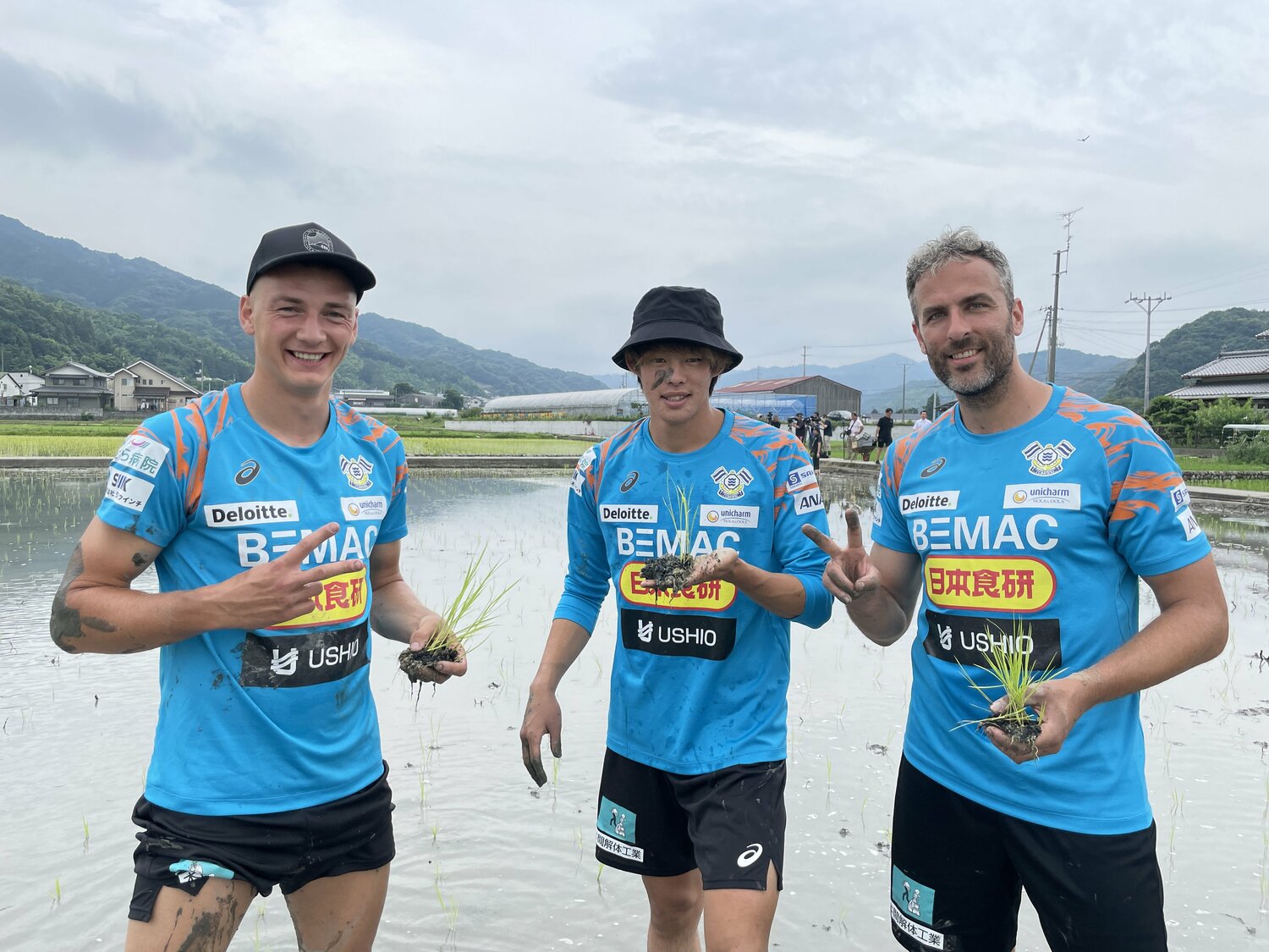 FC今治の選手たちも農作業を体験　©︎FC. IMABARI