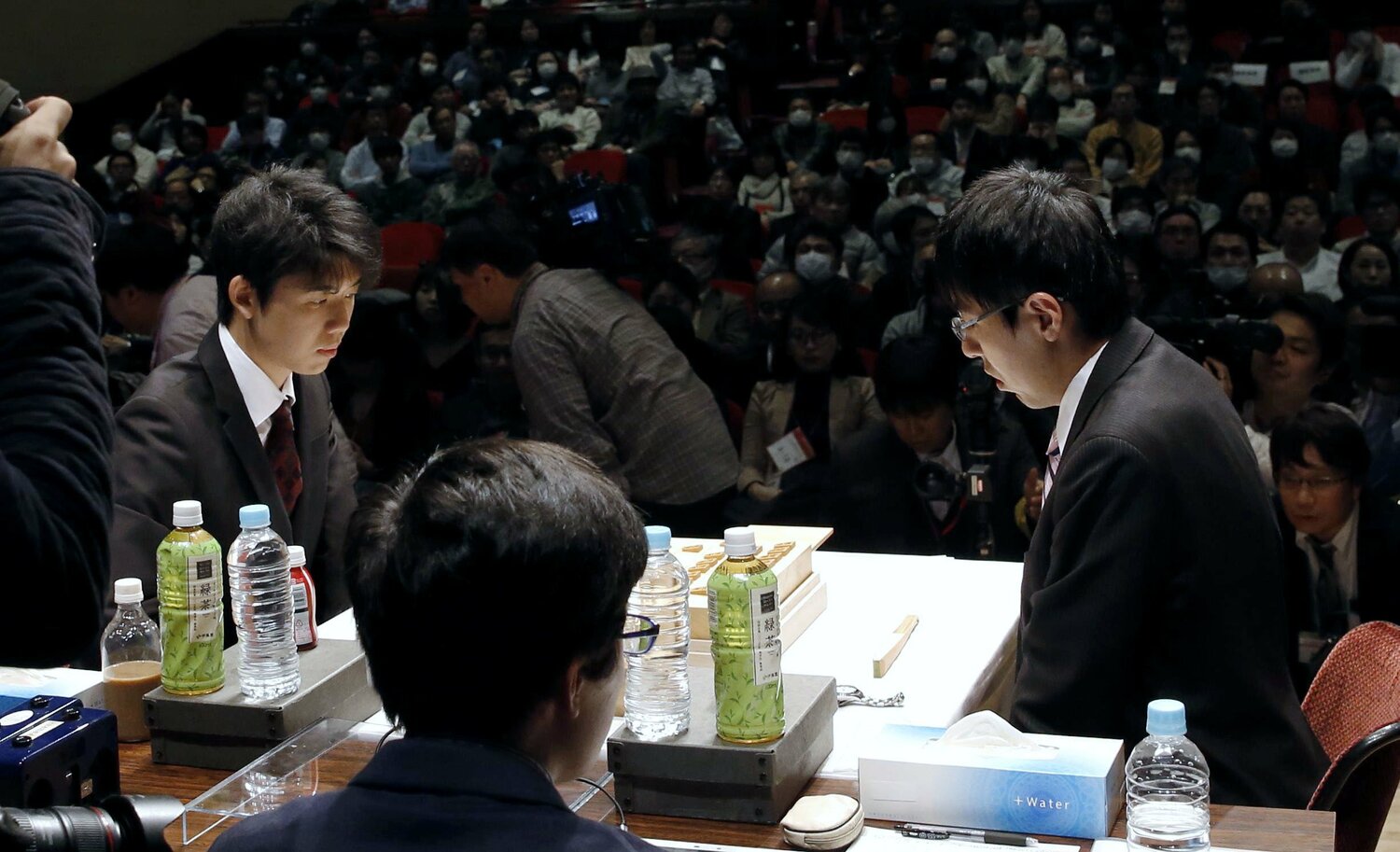 2018年2月、朝日杯将棋オープン戦決勝。藤井－広瀬の対局の記録係を務めたのは伊藤三段だった　©Kyodo News