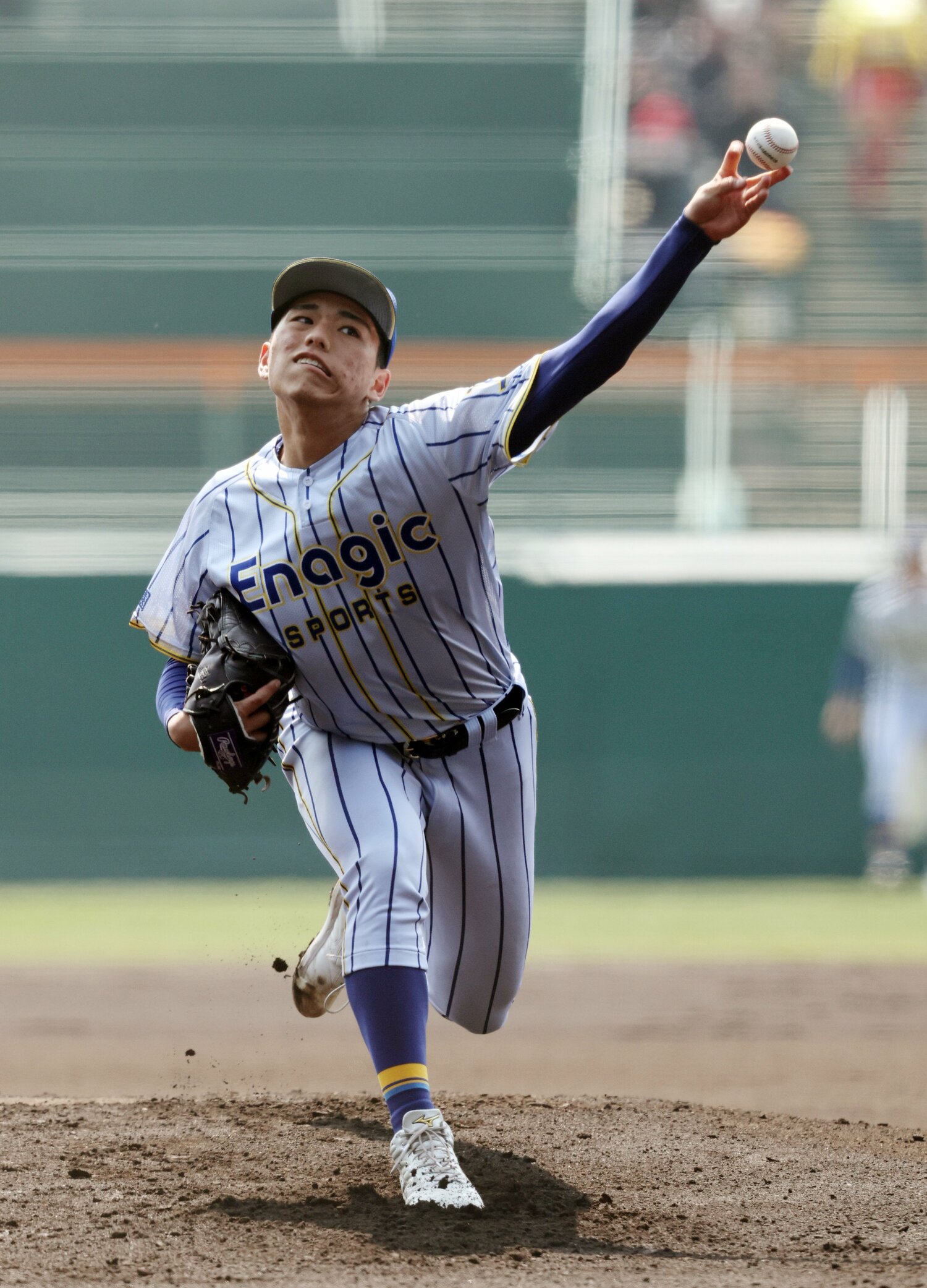 甲子園のマウンドで力投する左腕の久高颯 ©JIJI PRESS