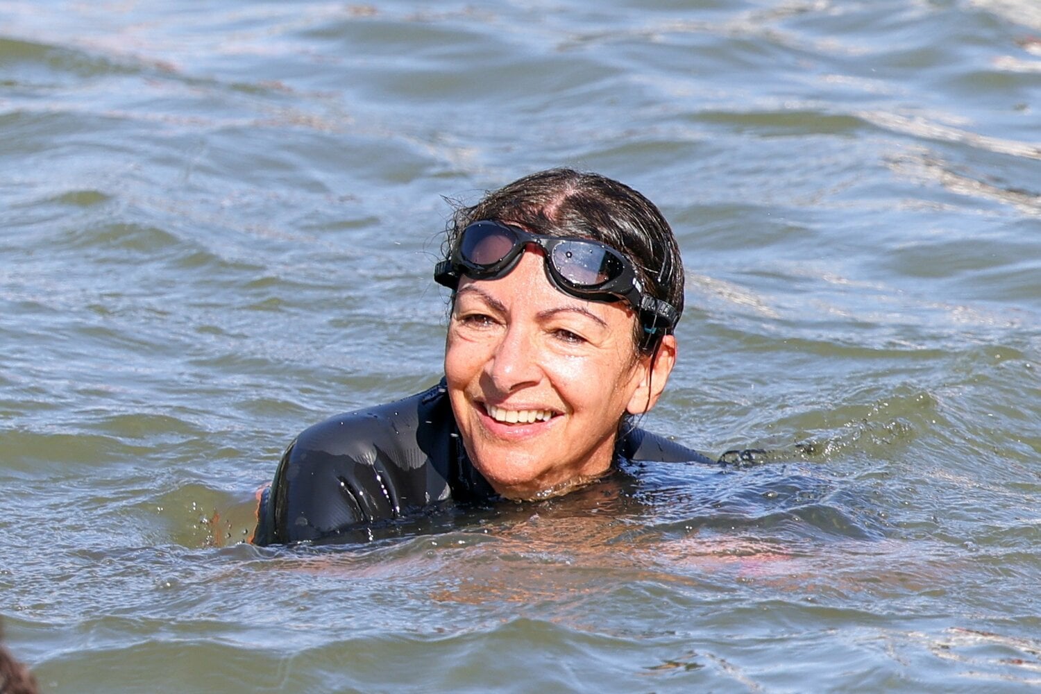 セーヌ川を泳ぐイダルゴ市長65歳。これぞ「フランス版小池百合子」のアピール力か　©Getty Images