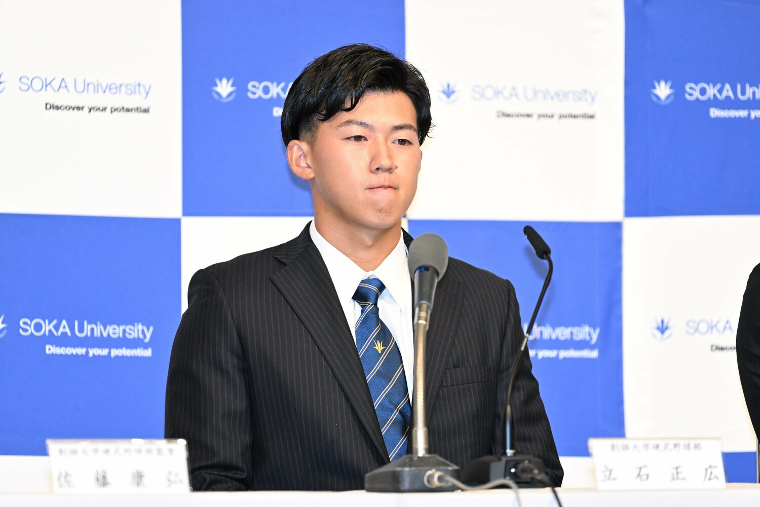 静かにモニターを見つめ、指名を待つ立石 ©Keiji Ishikawa