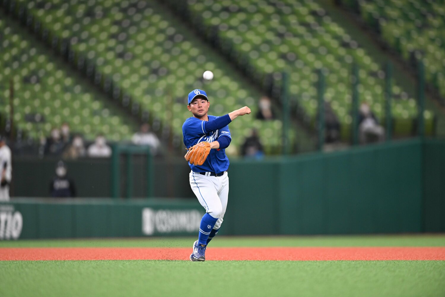 今季はここまでショートでの起用が多い村松　©JIJI PRESS