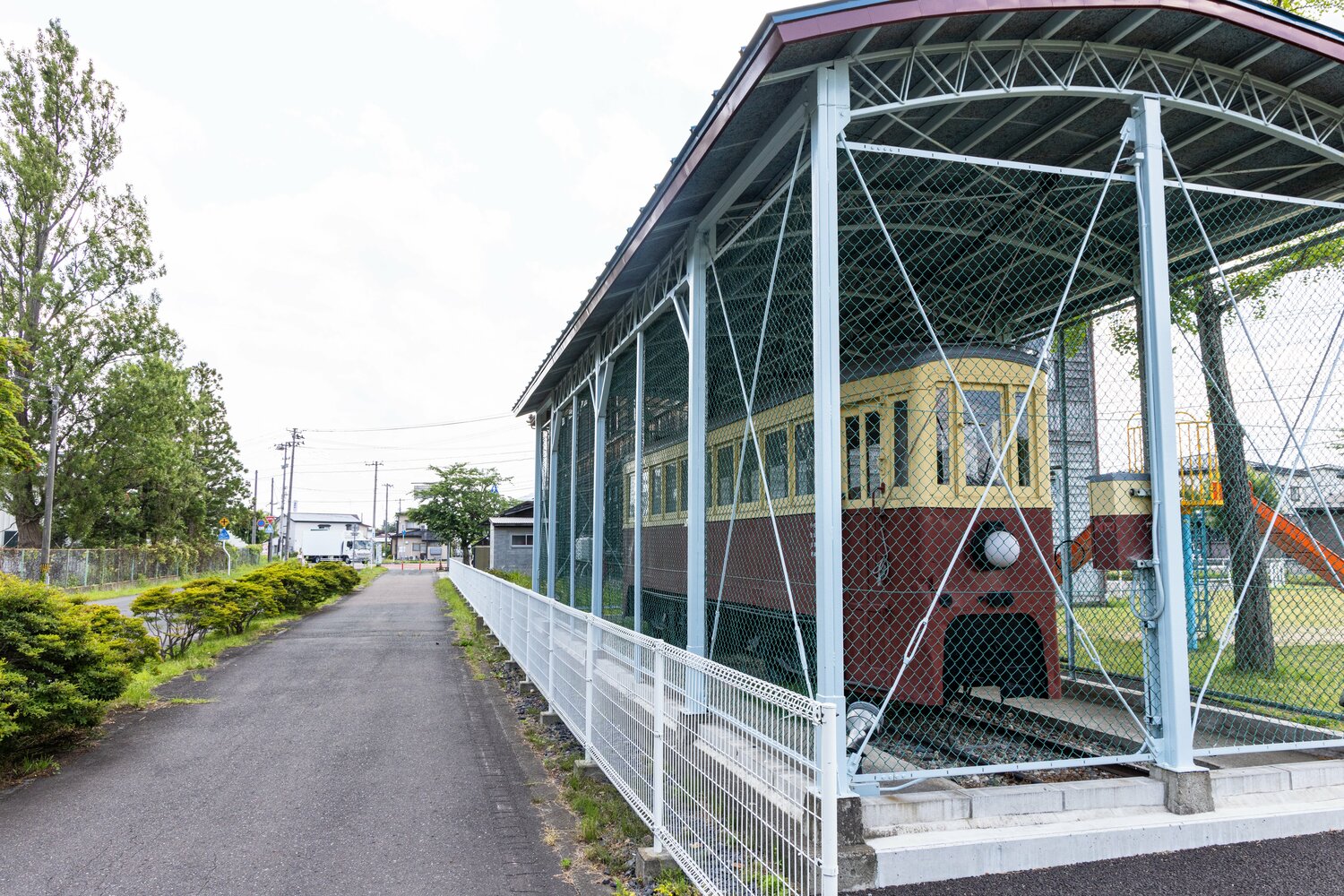 レール幅が狭く、“馬面電車”と呼ばれた花巻電鉄。左の道は廃線跡