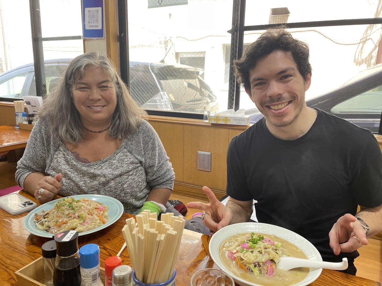 日本での食事を楽しむキーガンと母のサリーさん　©Tomohisa Konno