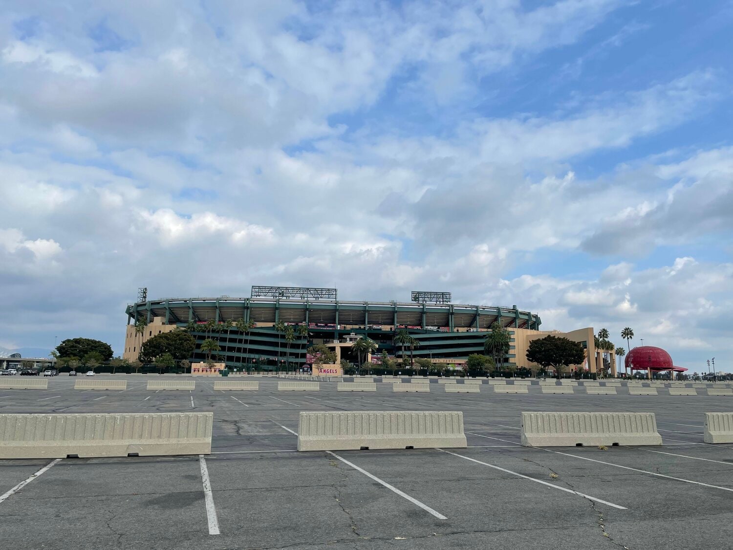 ドジャースがポストシーズンで盛り上がるなか、筆者はアナハイムのエンゼルスタジアムを訪れた