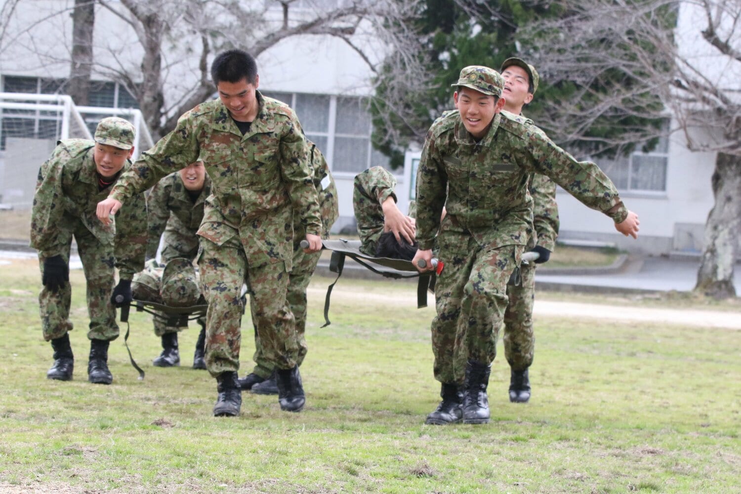 一人を担架に乗せて負傷者運搬を想定した訓練も体験　©︎Takahito Ando