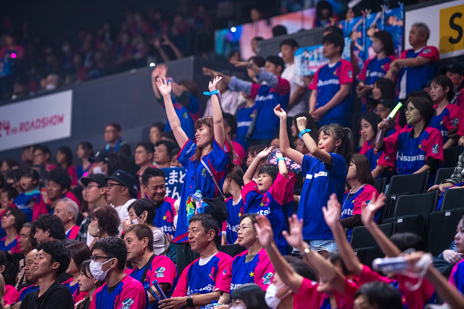 スプリングスのチームカラーのシャツに身を包んだファンの応援が選手をさらに後押しする ©Takuya Sugiyama