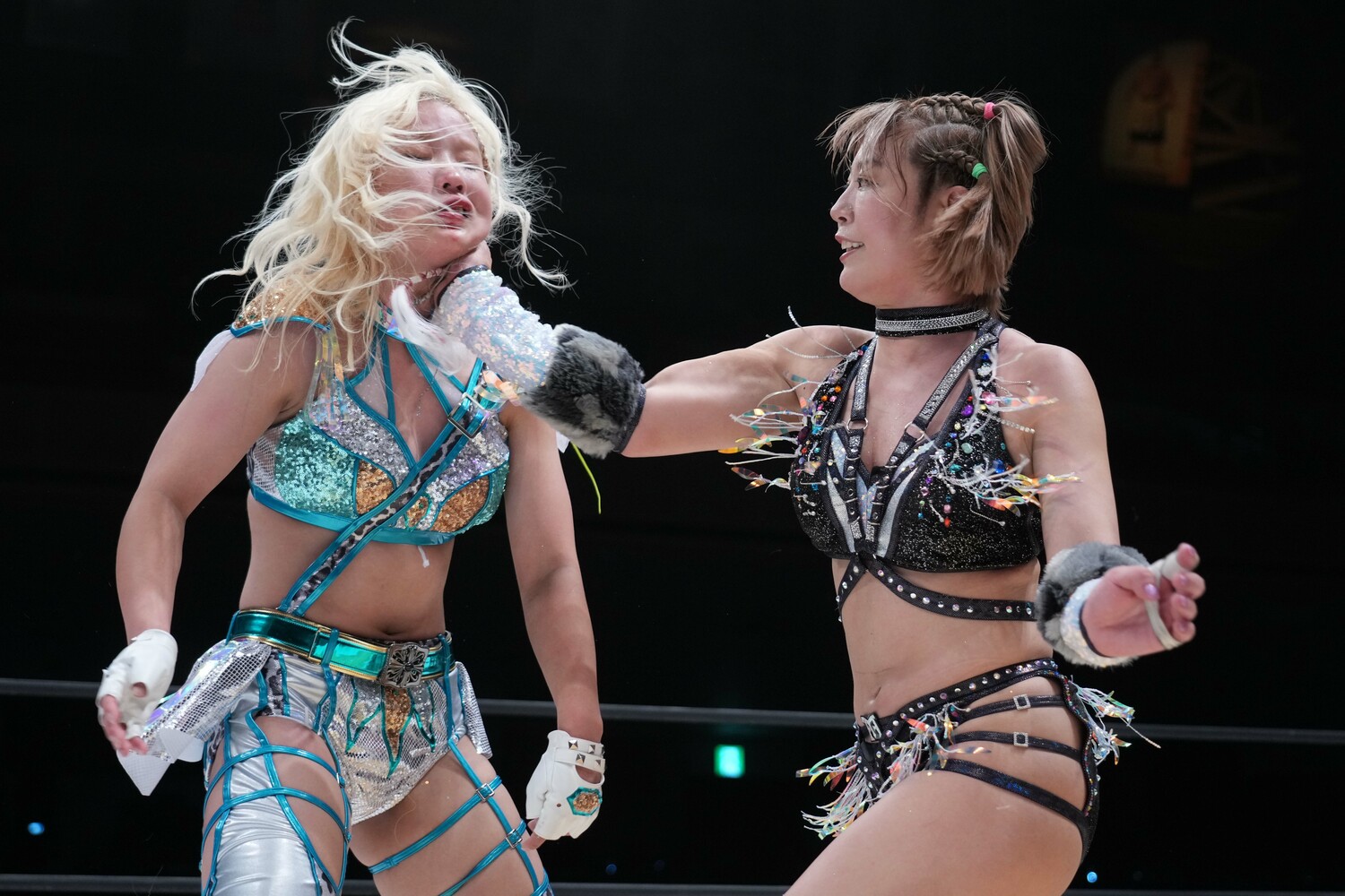 ビクトリア弓月の顔面を張る桜井麻衣。10月26日、両国国技館　©Essei Hara