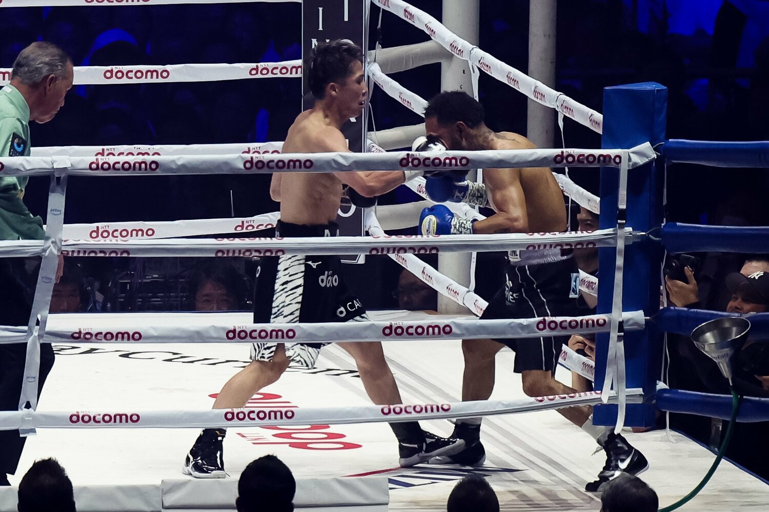 井上尚弥のKOパンチがルイス・ネリの顔面をとらえた瞬間　©Naoki Kitagawa