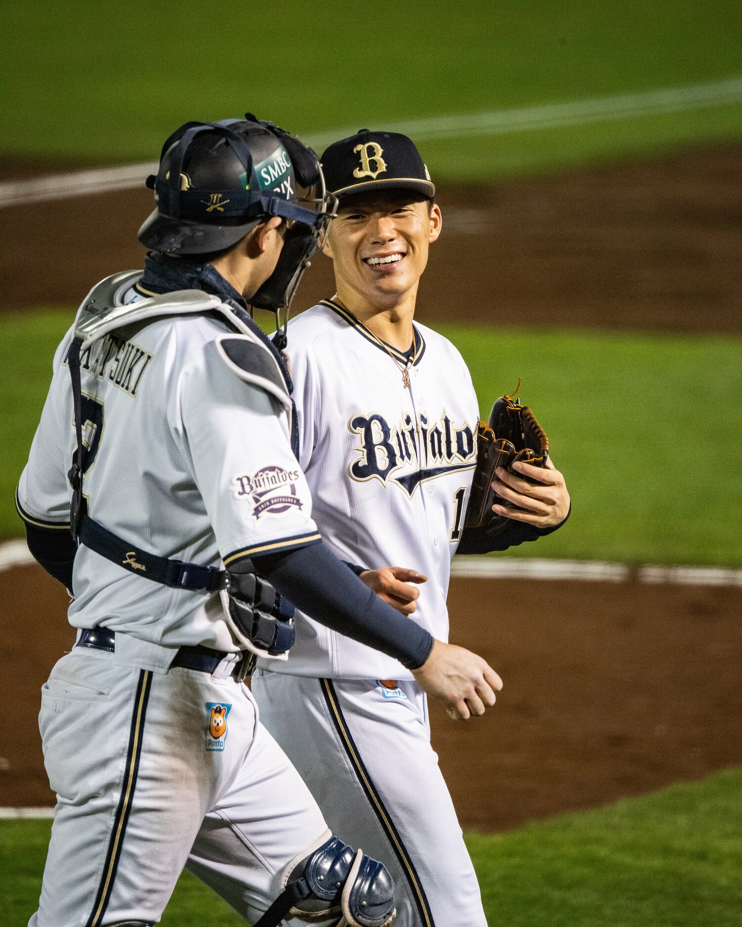 捕手・若月と言葉をかわす山本　©︎Nanae Suzuki