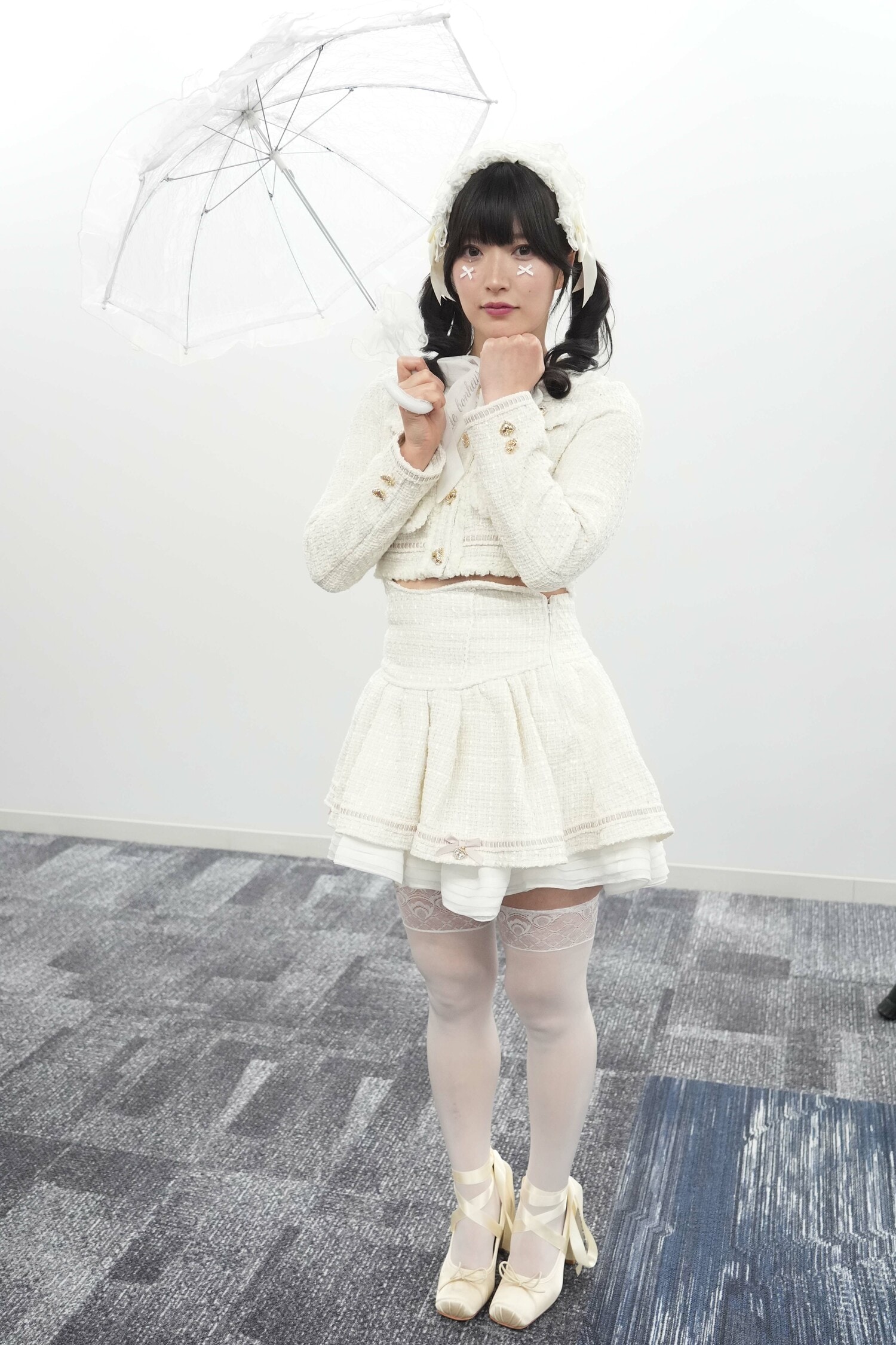 白ロリータ・ファッションに身を包んださくらあや　©Essei Hara