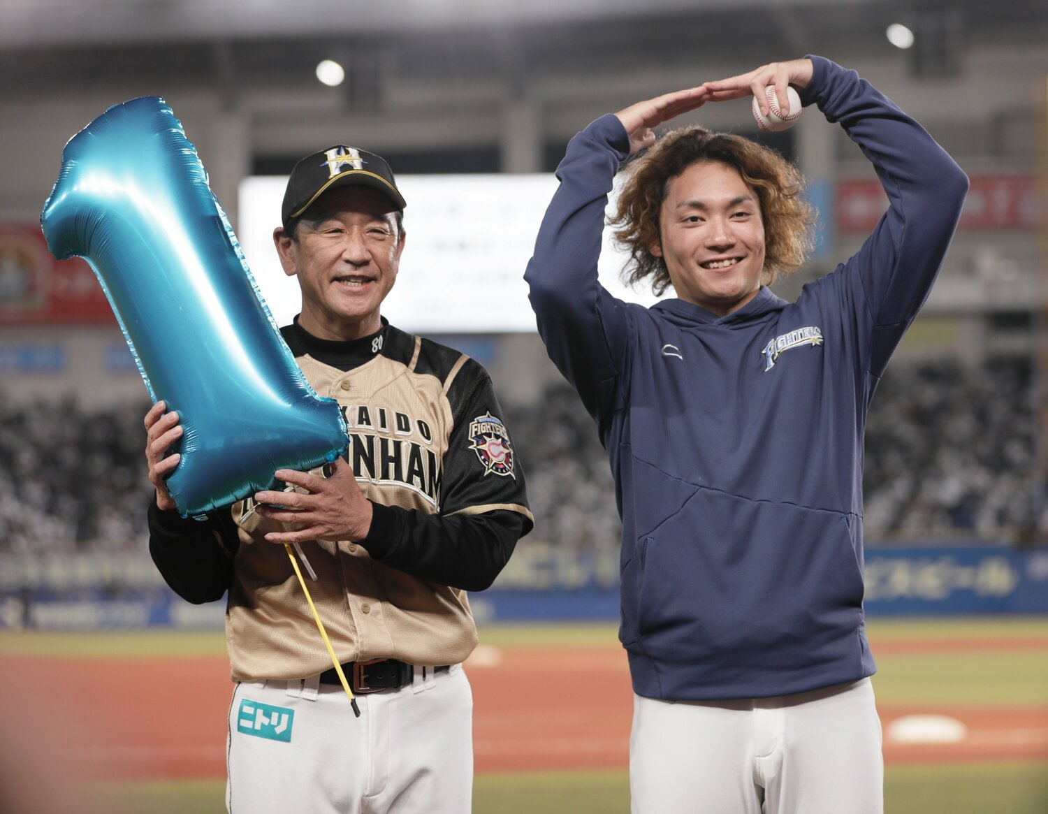 10勝を喜ぶ栗山英樹監督（当時）と伊藤大海　©JIJI PRESS