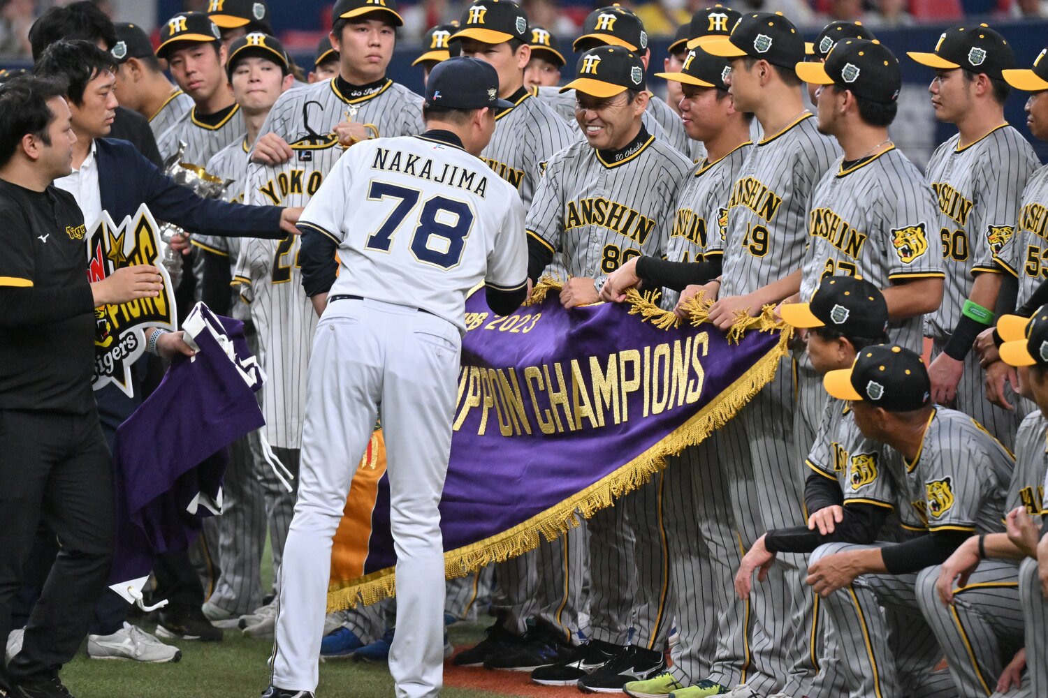 日本シリーズを制した岡田監督（中央）と握手を交わす中嶋監督　©︎Hideki Sugiyama