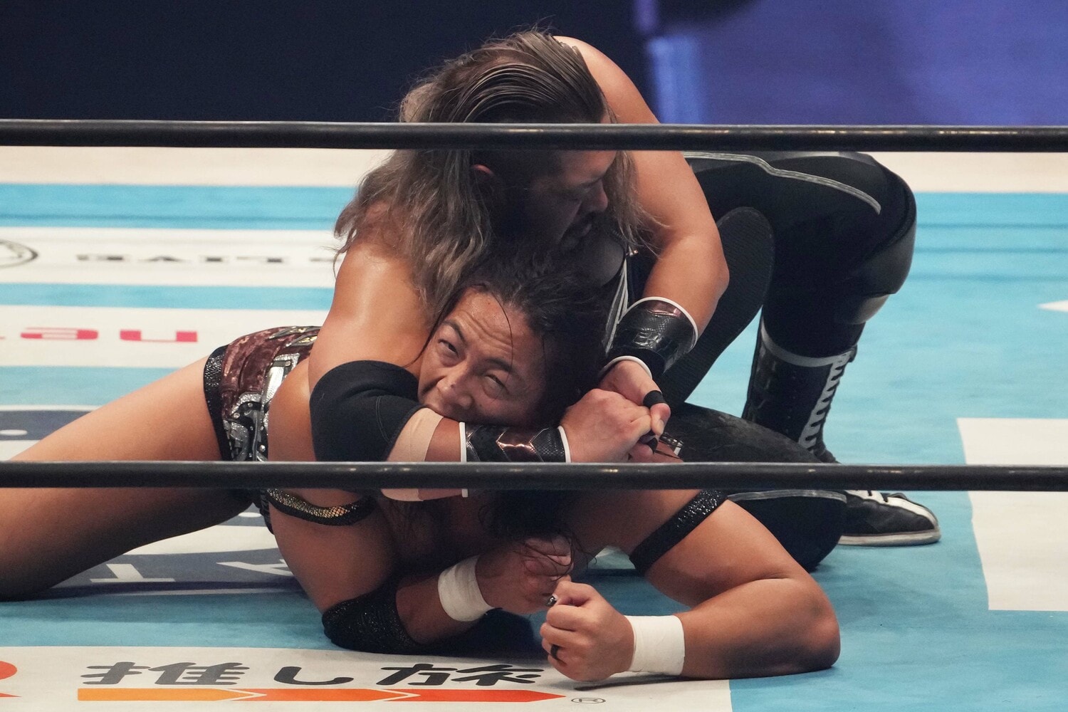 解説席の蝶野正洋の前で竹下幸之介をSTFで攻めるEVIL ©Masashi Hara