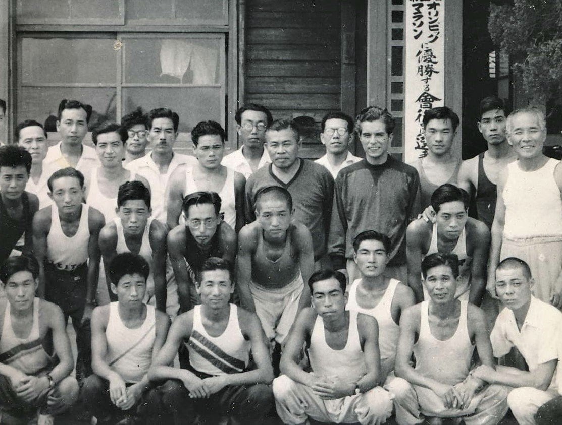 「オリンピックマラソンに優勝する会」の集合写真。後ろから二列目中央が岡部平太、同右端が金栗四三、最前列右端が田中茂樹(本人提供)