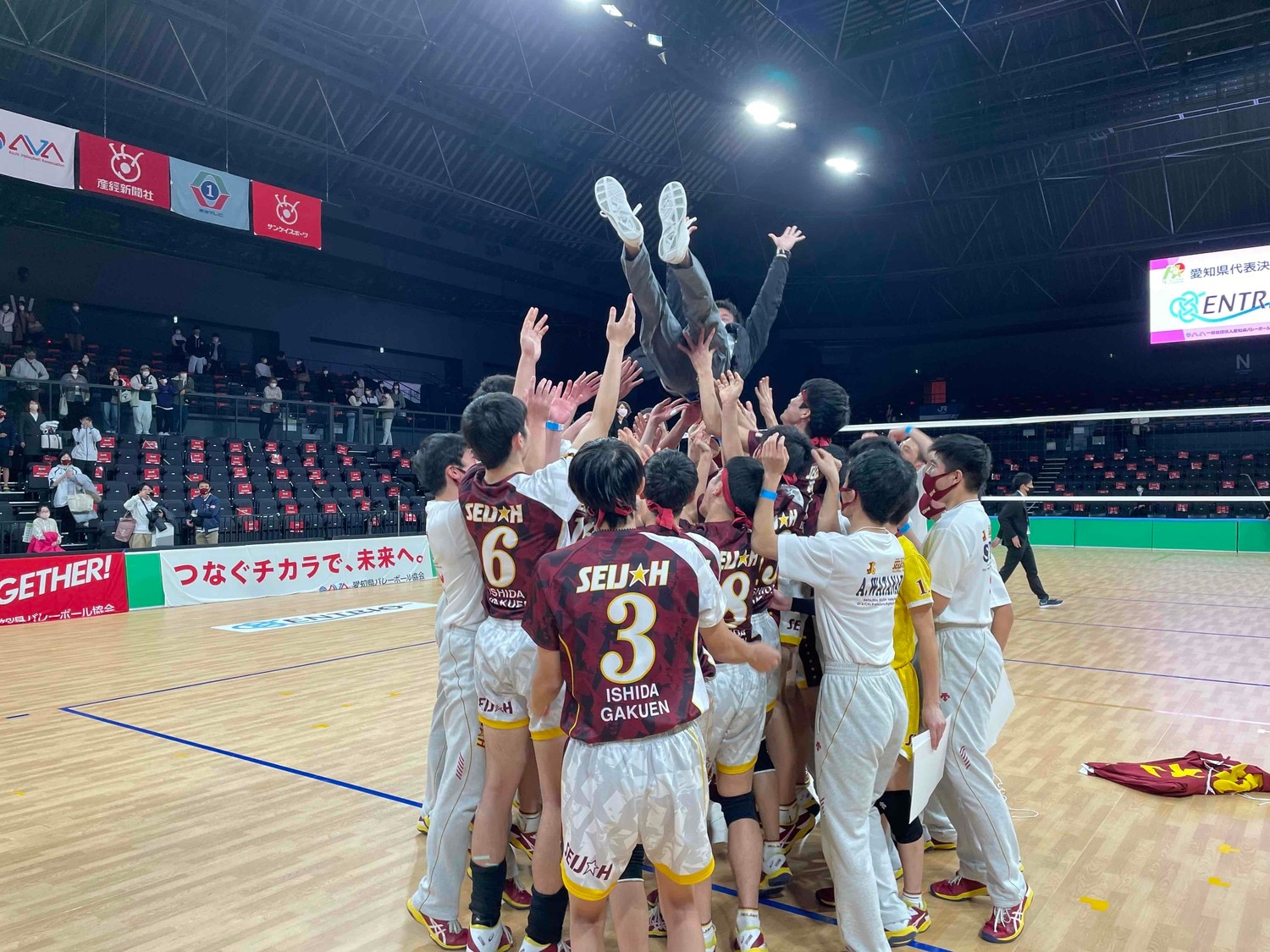 選手たちに胴上げされる中根監督　©︎Yuko Tanaka