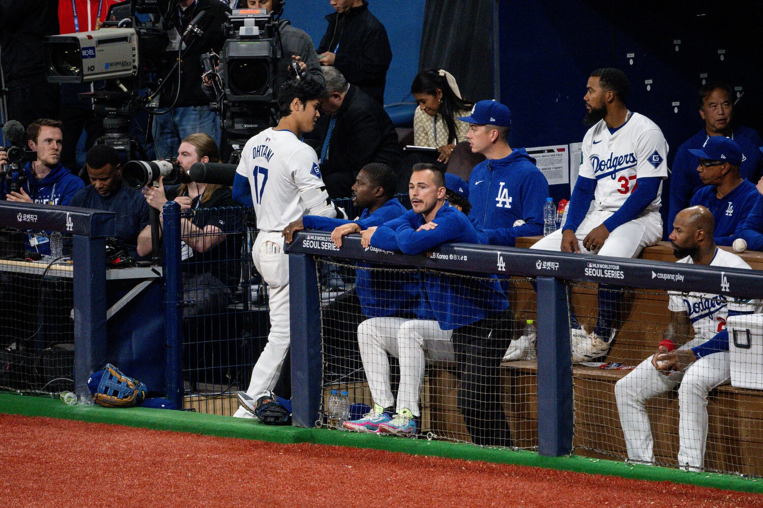 開幕2戦目、いつもならハイタッチで迎えるはずの水原通訳。その姿はない　©Nanae Suzuki