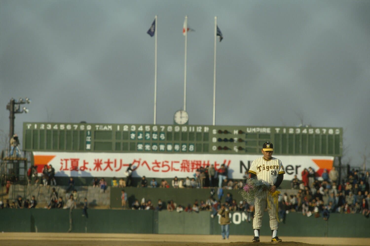 1985年1月19日、多摩市営一本杉球場での「江夏豊たった一人の引退式」　©BUNGEISHUNJU