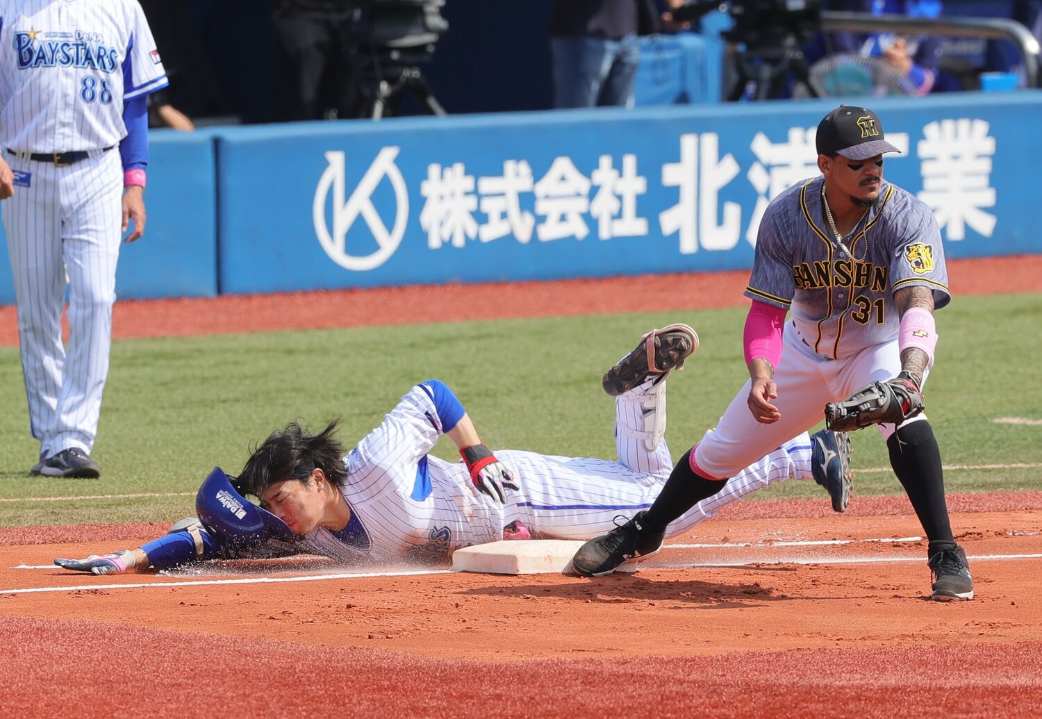 2021年5月9日の阪神戦、内野ゴロでヘッドスライディングを試みた倉本。左第四指第二関節脱臼、中節骨剥離骨折と診断された　©Sankei Shimbun