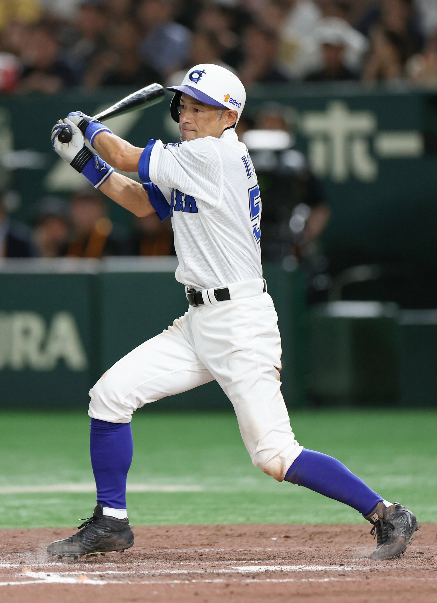 二塁打を放つイチロー　©JIJI PRESS