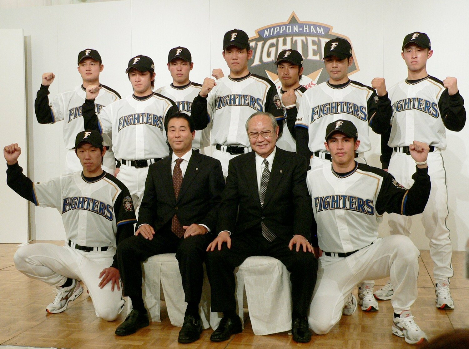 入団会見にて。後列中央が木下　©JIJI PRESS