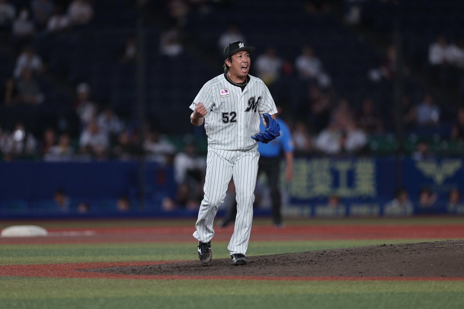 ３アウト目を奪い思わず吠える益田　©︎Chiba Lotte Marines