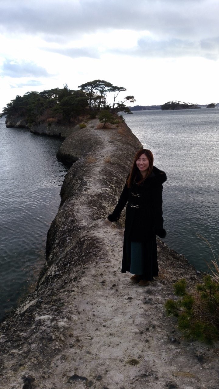 利府町の名所「馬の背」にて　©ICE RIBBON