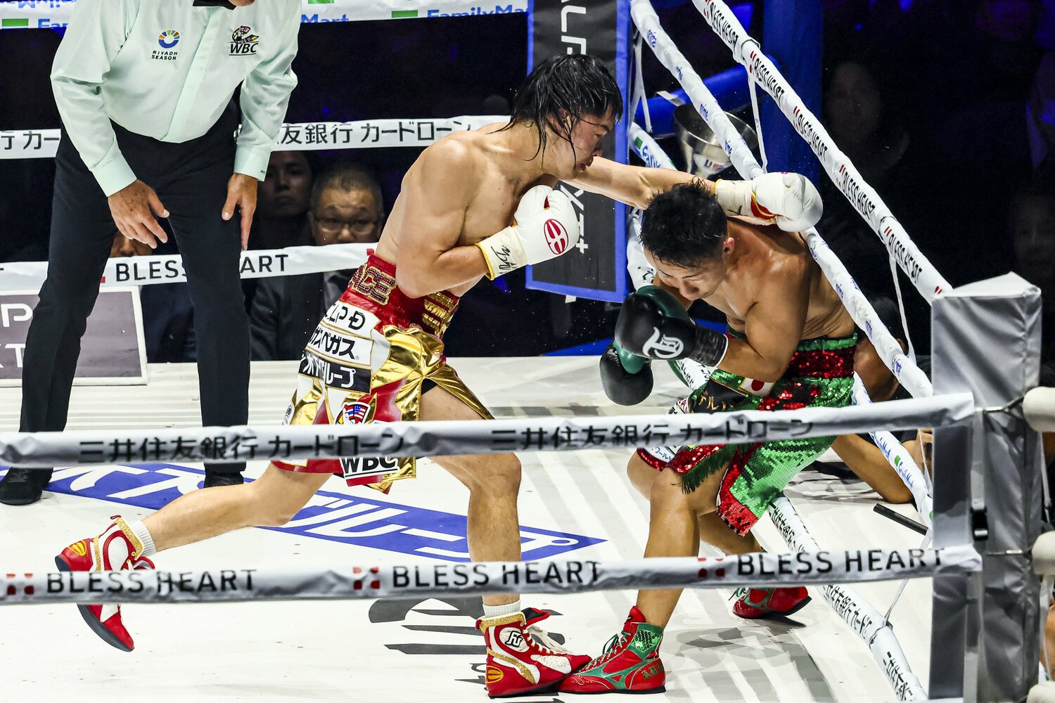 ロープ際で那須川天心の猛攻をしのぐ井上拓真。最後まで決定打を被弾しなかった ©Susumu Nagao