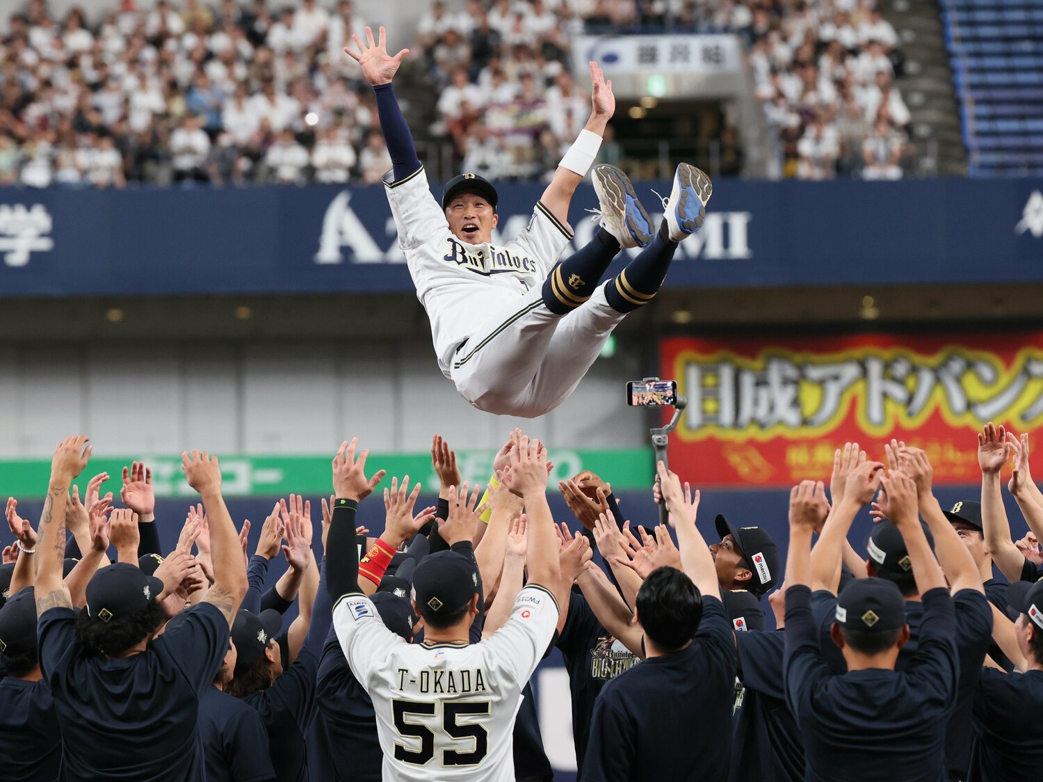 引退セレモニーで胴上げされる安達　©︎JIJI PRESS