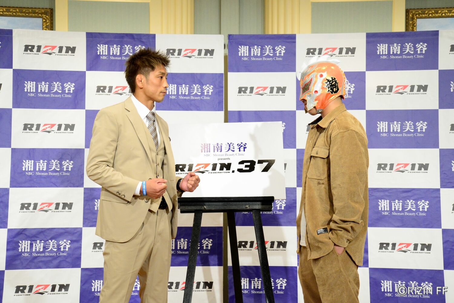 「テーマはオヤジ狩り」と所を挑発した神龍。記者会見や入場時にはマスク姿を見せる。30歳を過ぎたらプロレスラーになりたいという　©RIZIN FF