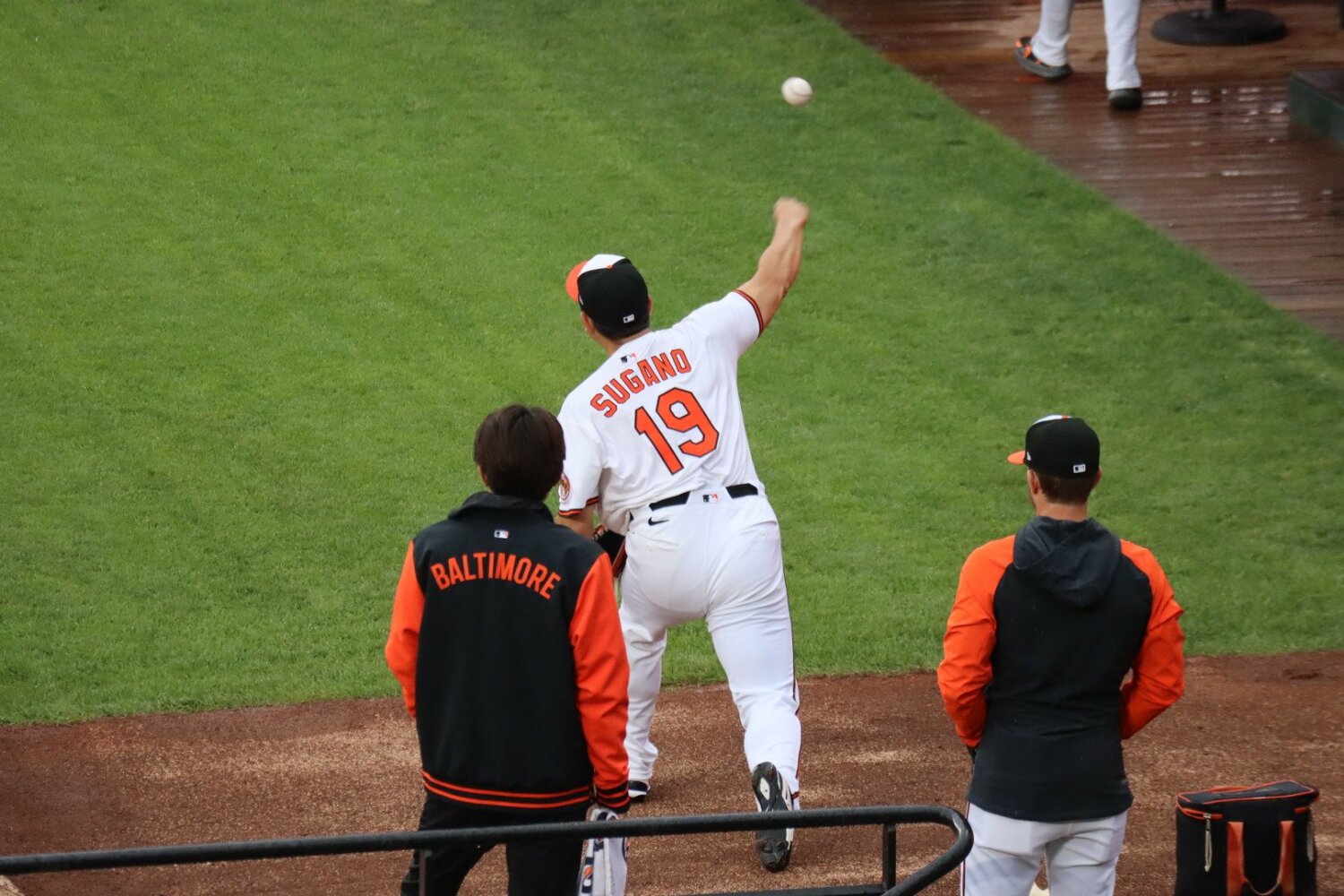 メジャー公式球をいつも手元に置いているという菅野　©Yuki Yamada