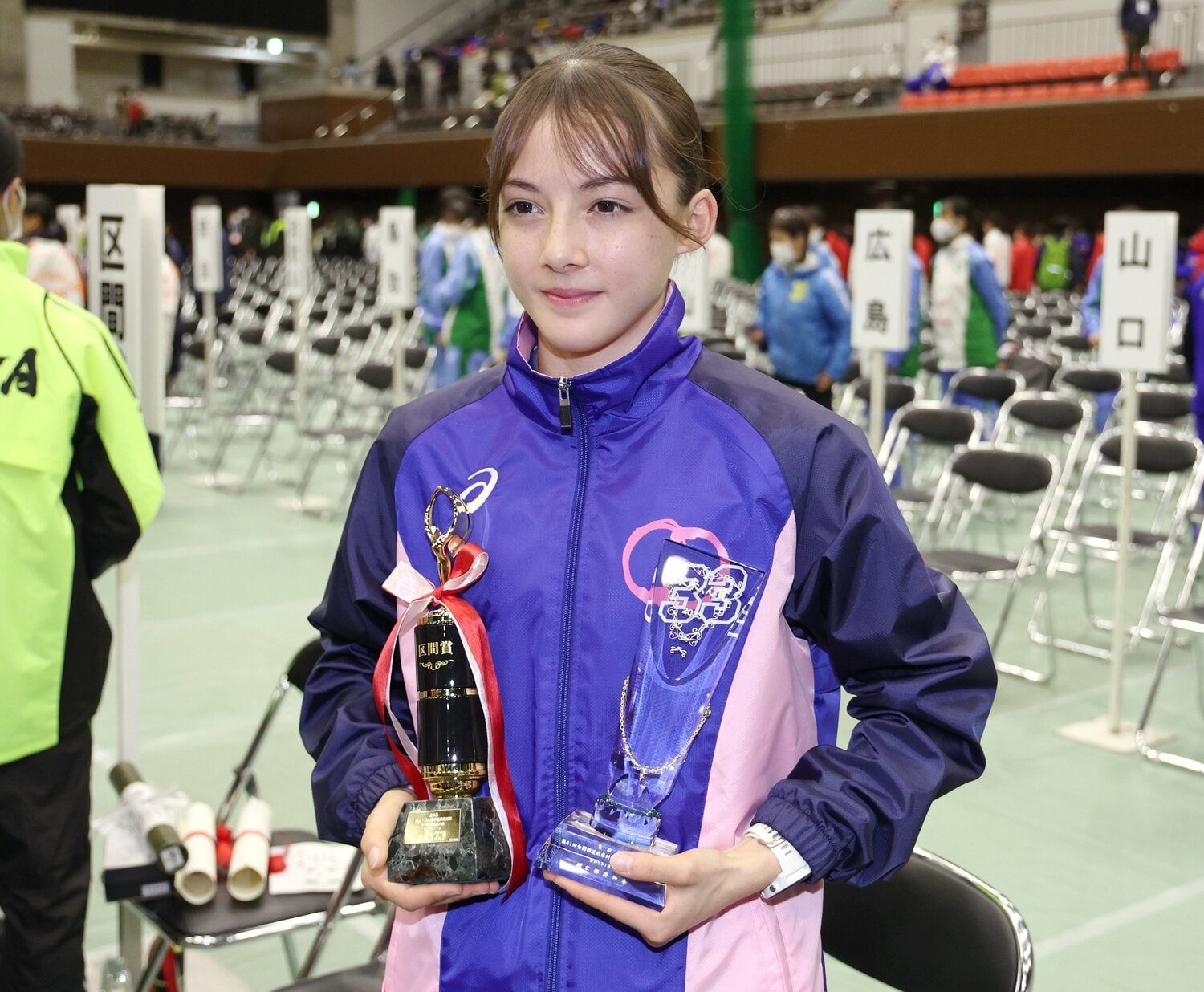 都道府県女子駅伝にて、区間賞などのトロフィーを掲げるドルーリー朱瑛里　©JIJI PRESS