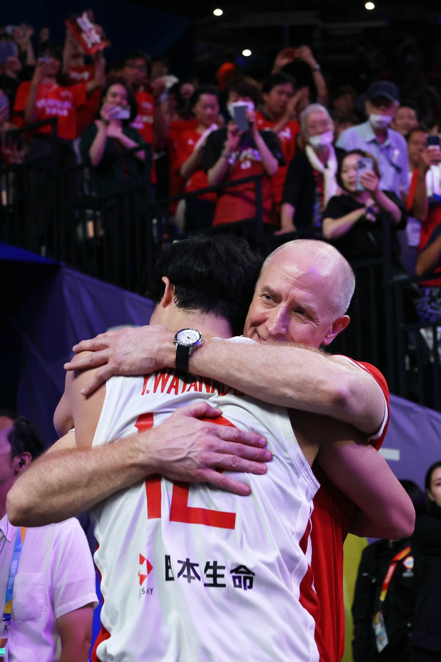 W杯1次リーグ、フィンランド戦に大逆転勝利し、トム・ホーバスHCと抱き合う渡邊　©︎JIJI PRESS