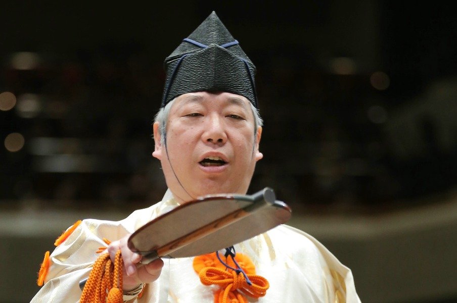 大相撲の行司さんって土俵裁き以外に何をしている？「じつは番付の“習字”も私たちの仕事です」＜Number Web＞ photograph by Jiji Press
