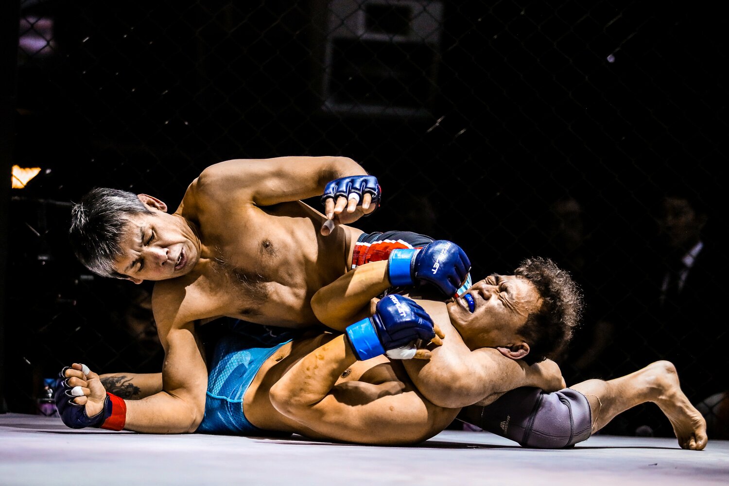 2019年3月、韓国の興行AFGCで見せた変形シザースチョーク。50歳にして見事な一本勝ちを収めた ©Susumu Nagao